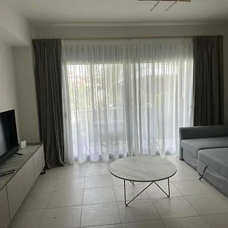 Dina's With Pool In Apartament *